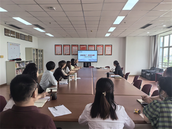 图八 组织观看《安全生产 责任在肩》警示教育片.jpg