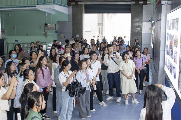 图十四 参会代表们参观中国科学院合肥物质科学研究院等离子体物理研究所.jpg